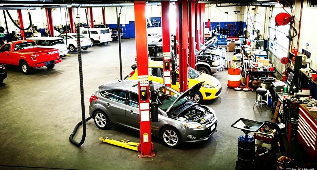 Automotive workshop equipped with XIAYU / RUEDASOL lifting and tire service equipment
